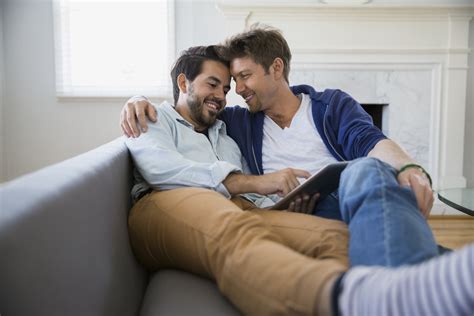 Inside the online communities where straight guys help other。